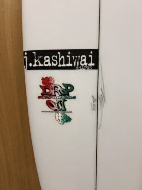 【伝説復活】あの“花柄”ロゴと共に、J.Kashiwai来日シェイプが待望のリリース！